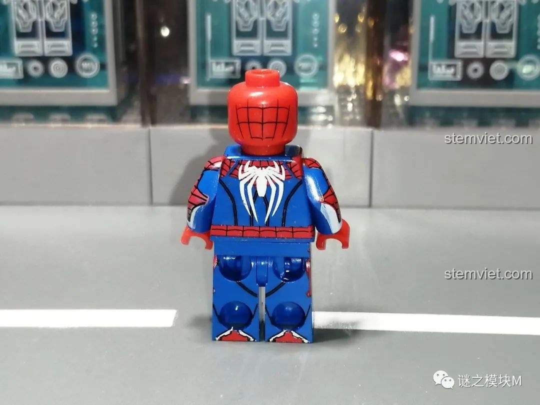 Minifigure Miles Morales trong trang phục Halloween từ bộ lắp ráp Sách Người Nhện SY1461, mặt sau.