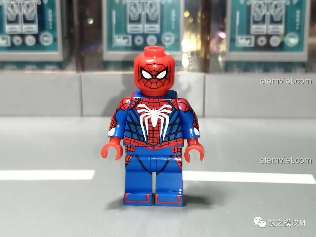 Minifigure Miles Morales trong trang phục Halloween từ bộ lắp ráp Sách Người Nhện SY1461, mặt trước.