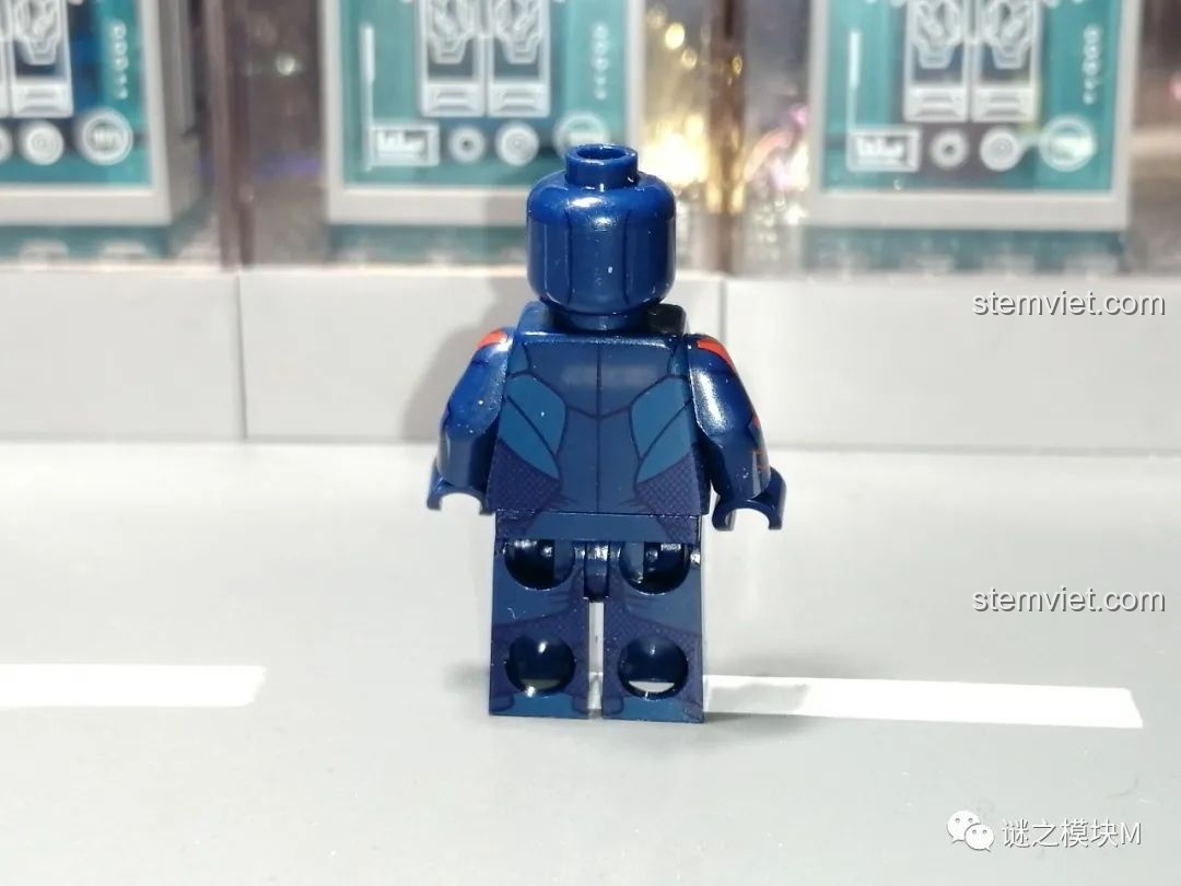 Minifigure Miles Morales không áo khoác từ bộ lắp ráp Sách Người Nhện SY1461, góc nhìn mặt bên.