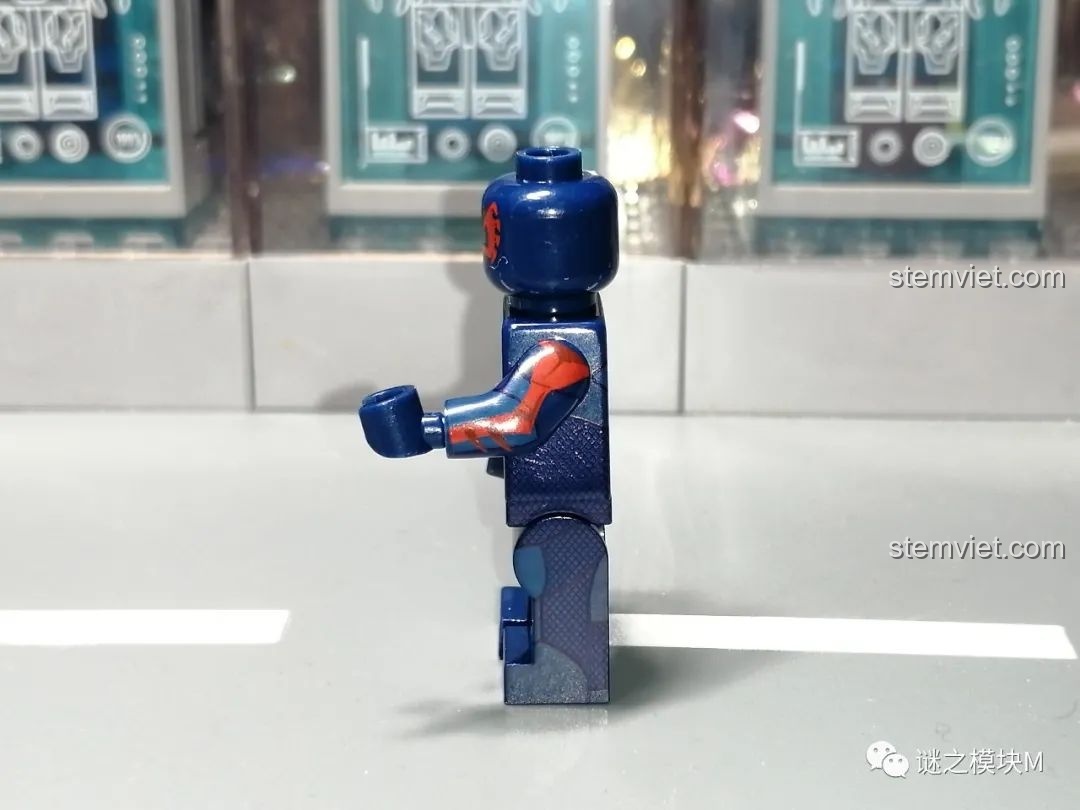 Minifigure Miles Morales không áo khoác từ bộ lắp ráp Sách Người Nhện SY1461, mặt trước, với trang phục đen đỏ.