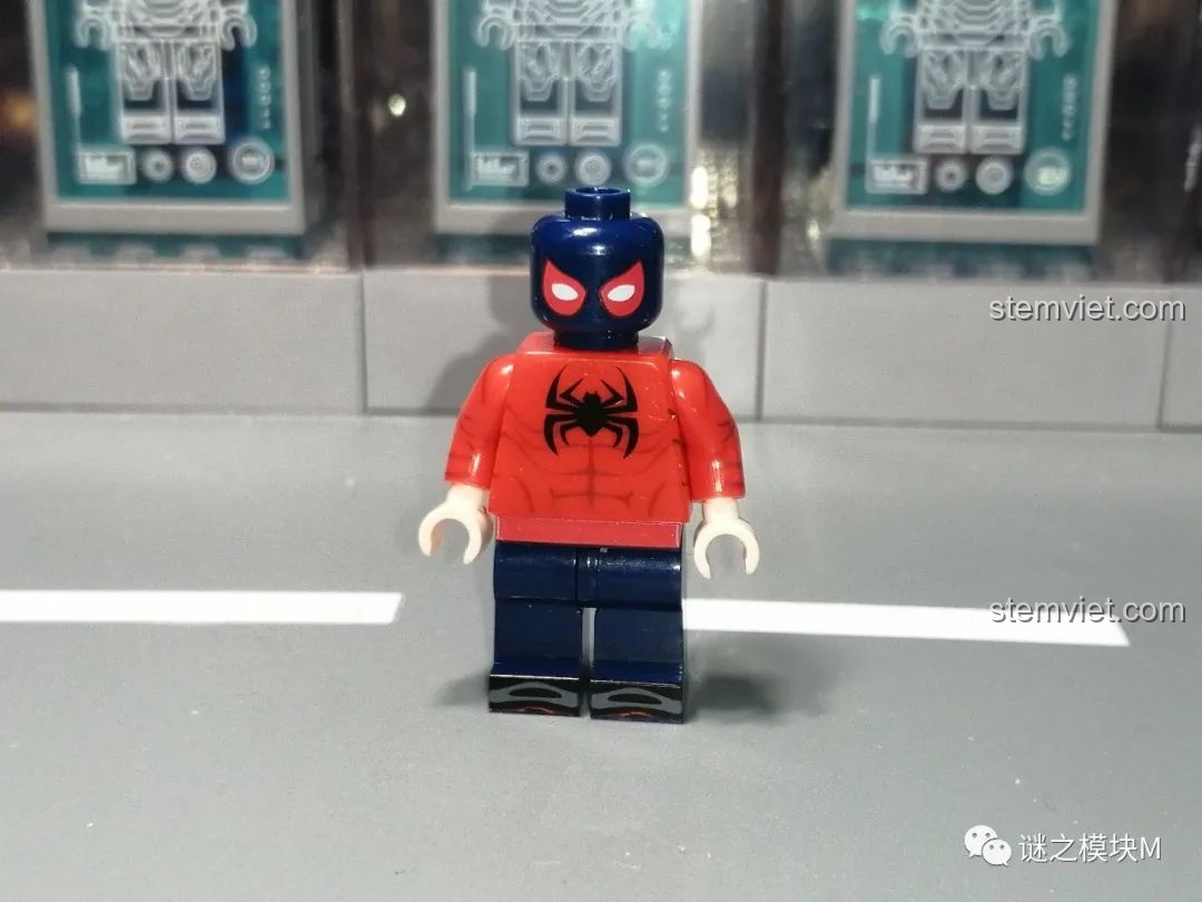 Minifigure MK1 Suit (phiên bản 2) của Người Nhện, một biến thể của bộ giáp chống đạn, có trong bộ SY1461.