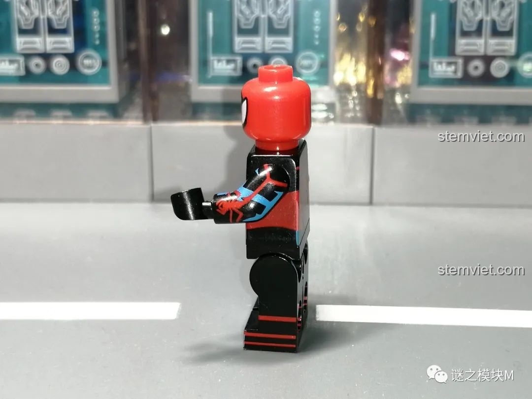 Minifigure MK4 Suit từ bộ lắp ráp Sách Người Nhện SY1461, góc nhìn mặt bên, thể hiện chi tiết trang phục.