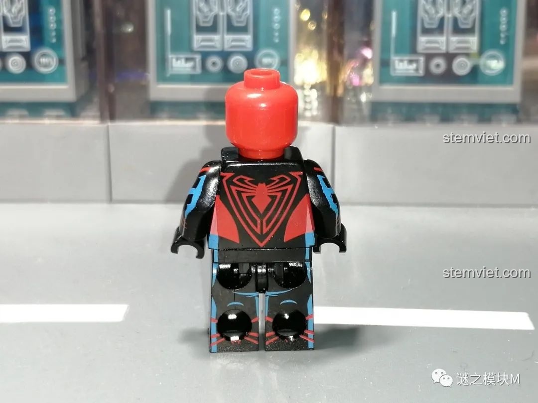 Minifigure MK4 Suit từ bộ lắp ráp Sách Người Nhện SY1461, mặt sau, với các chi tiết giáp được tái hiện rõ ràng.