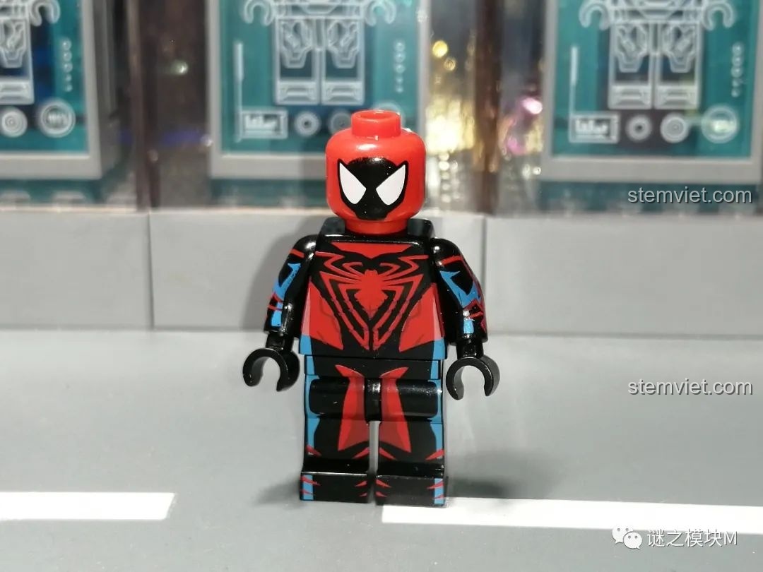 Minifigure MK4 Suit từ bộ lắp ráp Sách Người Nhện SY1461, mặt trước, với các đường nét giáp phức tạp.