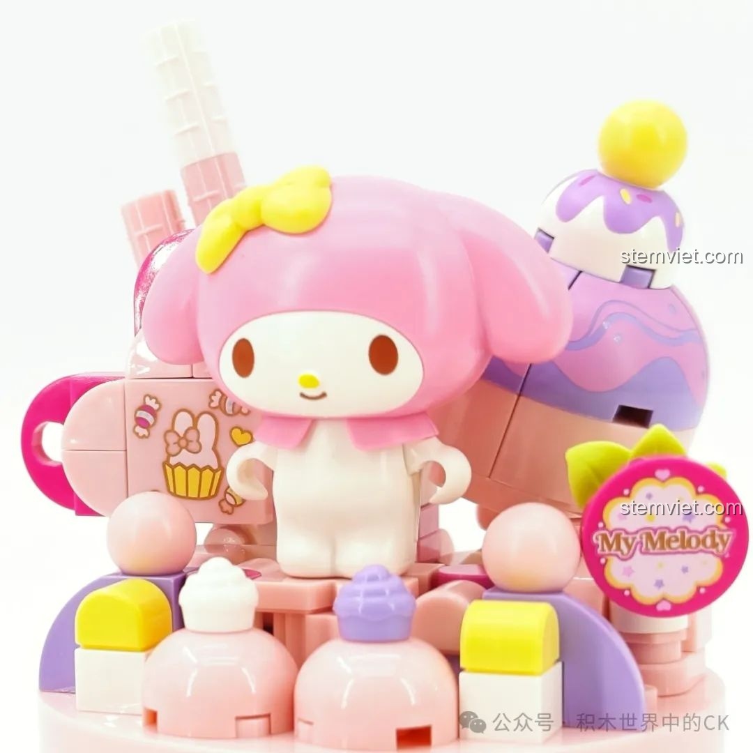 Cận cảnh minifigure My Melody trong bộ lắp ráp K20842, nổi bật với chiếc mũ hồng và nơ vàng.