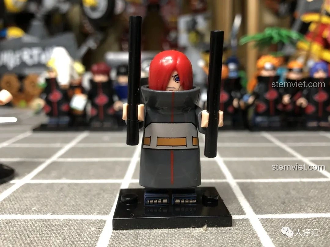 Cận cảnh Minifigure Nagato WM2091 cầm vũ khí, thể hiện chi tiết in ấn trên áo choàng.