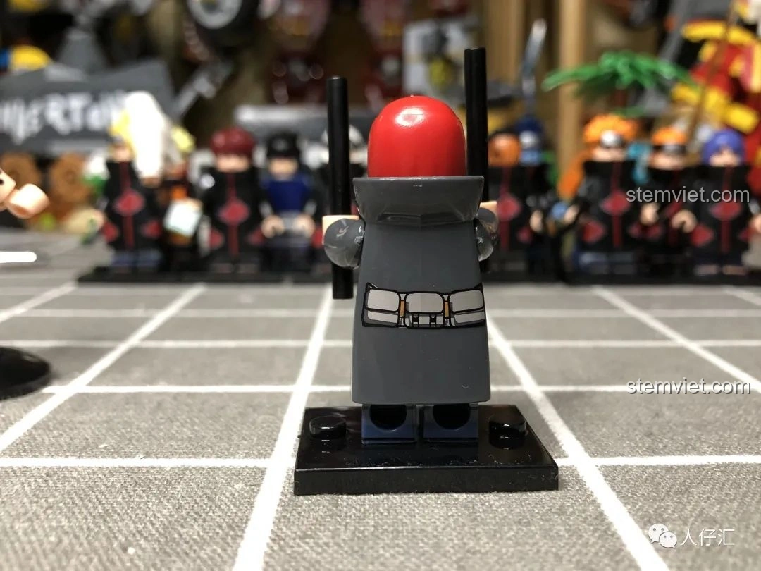 Mặt sau Minifigure Nagato WM2091, khoe chi tiết in ấn đai lưng và áo choàng.