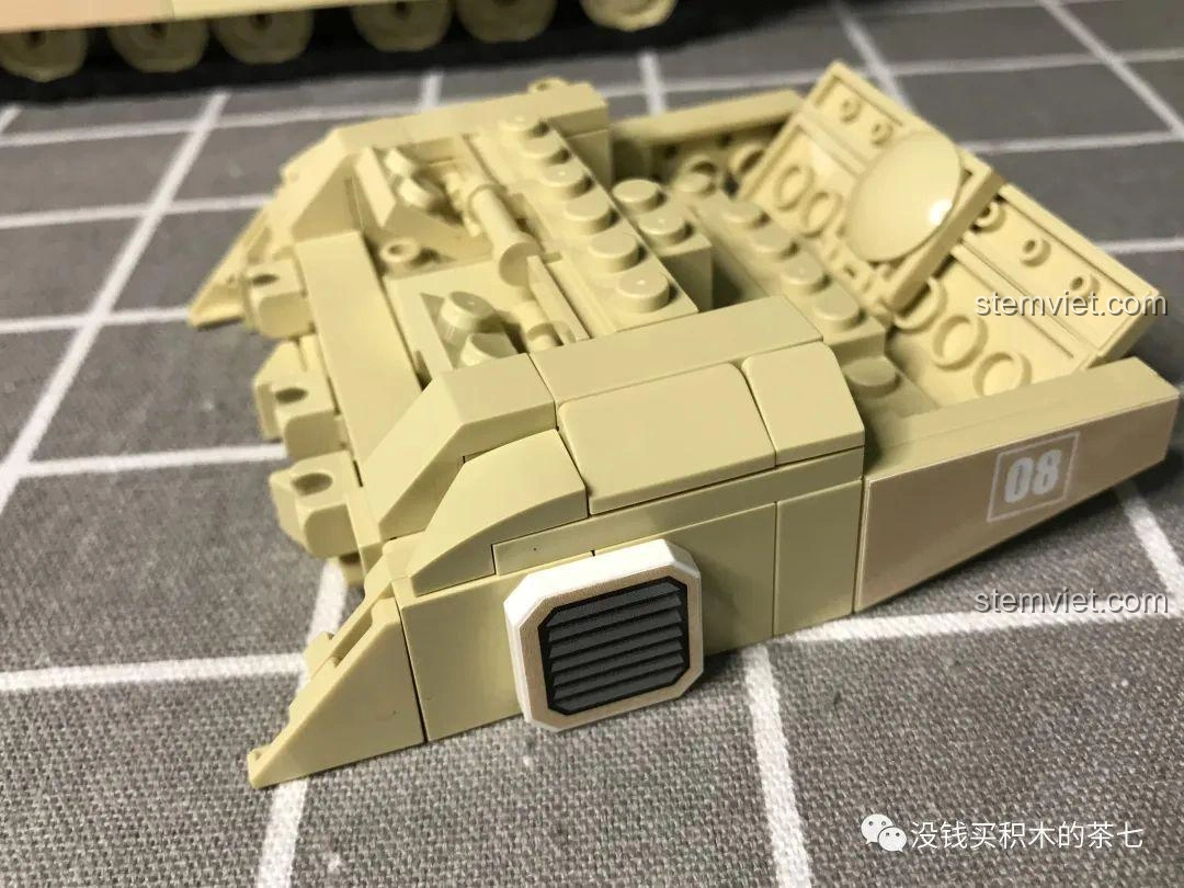 Minifigure nam lính quân sự với mũ beret đỏ đi kèm bộ đồ chơi lắp ráp Xe Tăng Challenger 2 FV 4034 JIAZHI 0105.