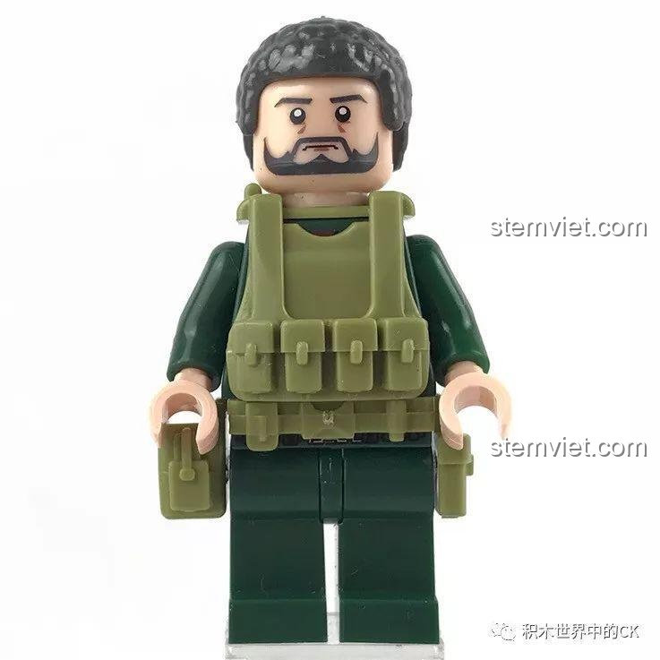 Cận cảnh minifigure nam thứ hai trong bộ LELE 36029 với bộ râu quai nón và áo giáp màu xanh lá.
