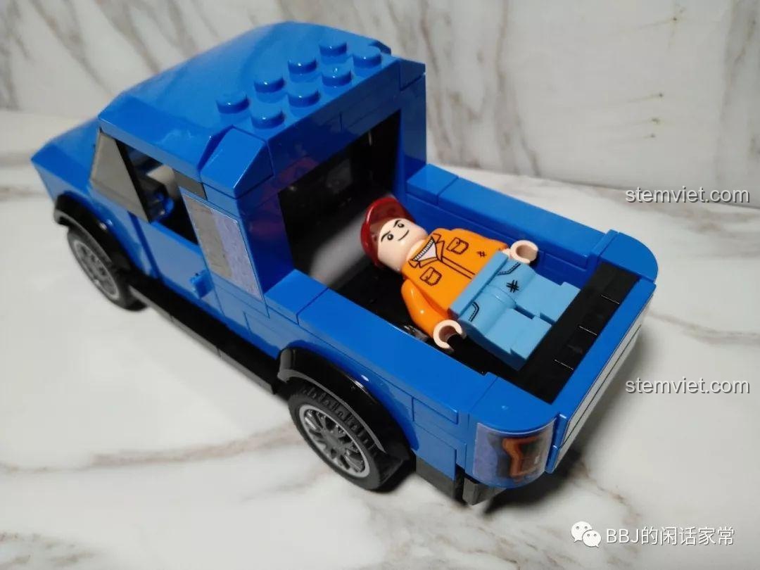 Minifigure tài xế đang nằm trong thùng xe của mô hình SEMBO 607024, minh họa không gian rộng rãi.
