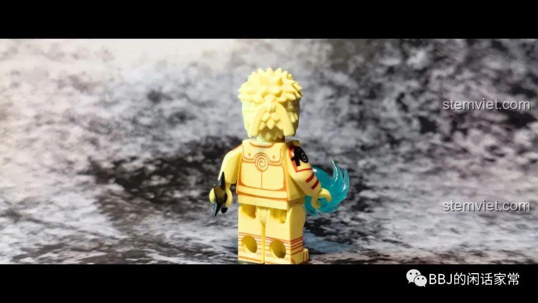 Mặt sau của minifigure Namikaze Minato WM6108, thể hiện chi tiết in ấn trên trang phục.