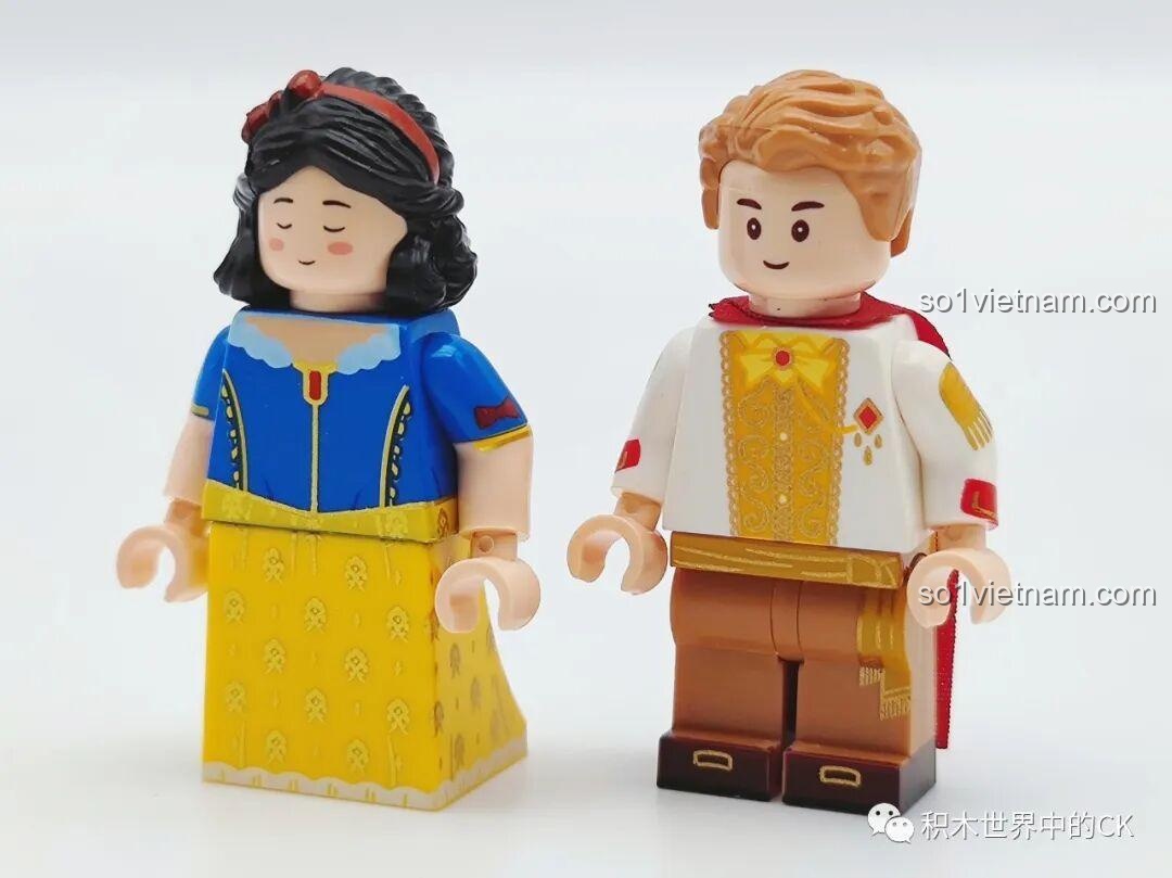 Hai minifigure Nàng Bạch Tuyết và Hoàng tử trong bộ lắp ghép Wekki 506183 với chi tiết in sắc nét.