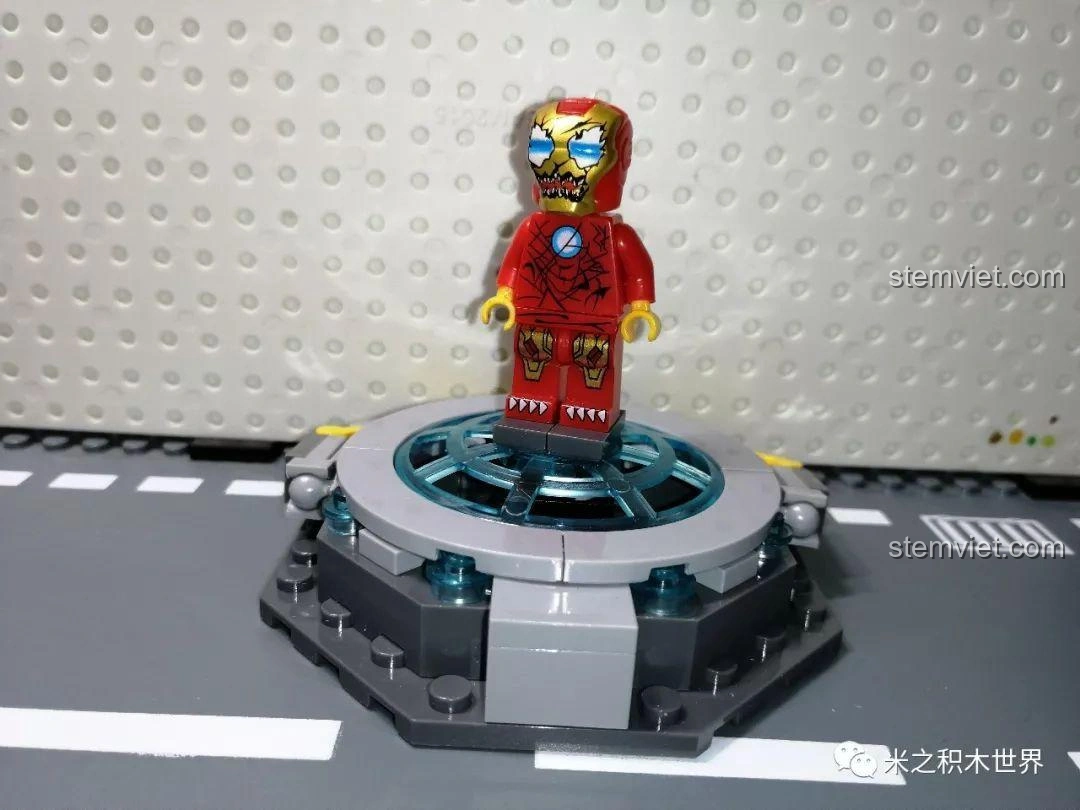 Minifigure Nano Armor Iron Man trên nền gỗ, giáp đỏ vàng với chi tiết công nghệ cao, thể hiện sự tinh xảo.
