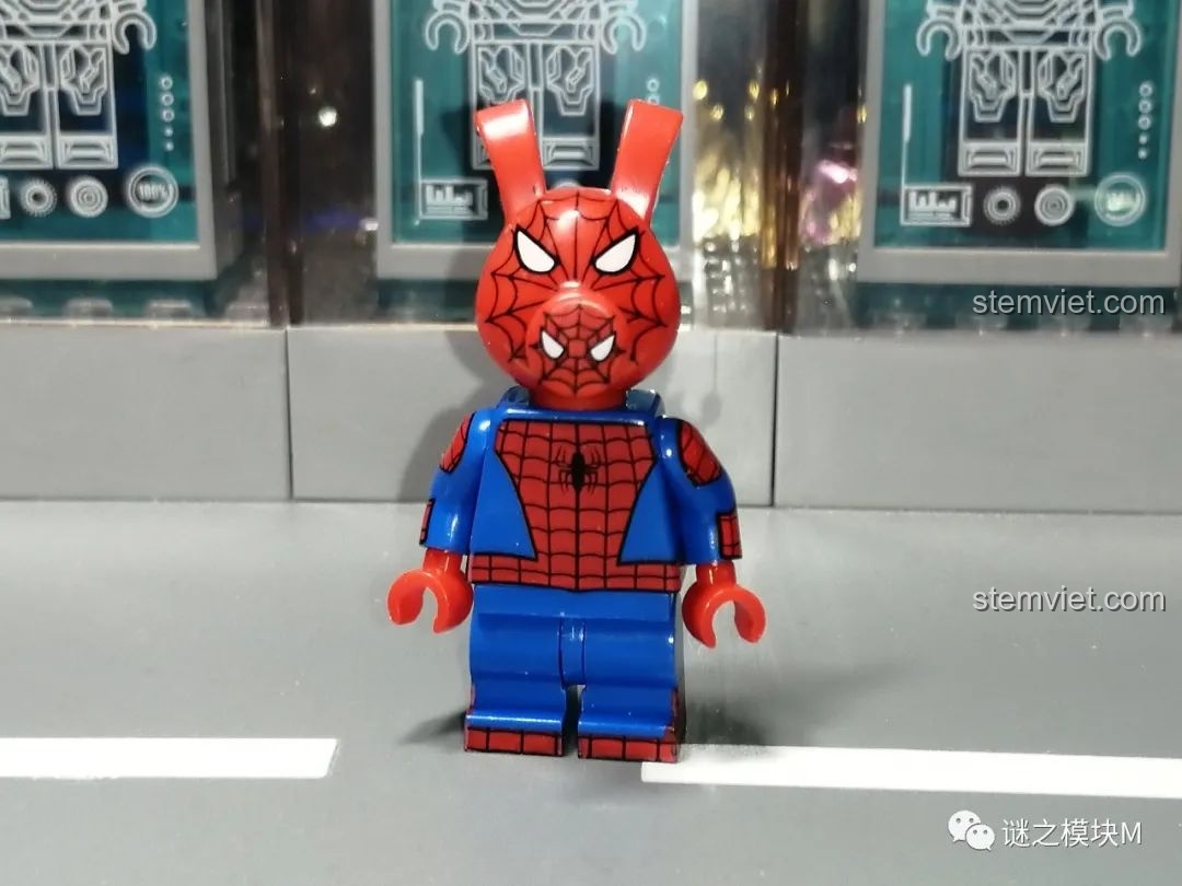 Minifigure Nano Suit từ bộ lắp ráp Sách Người Nhện SY1461, góc nhìn mặt bên.