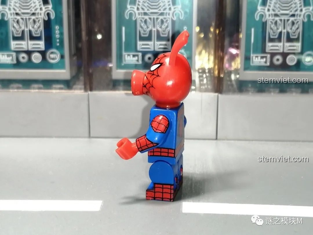 Minifigure Nano Suit từ bộ lắp ráp Sách Người Nhện SY1461, mặt sau.