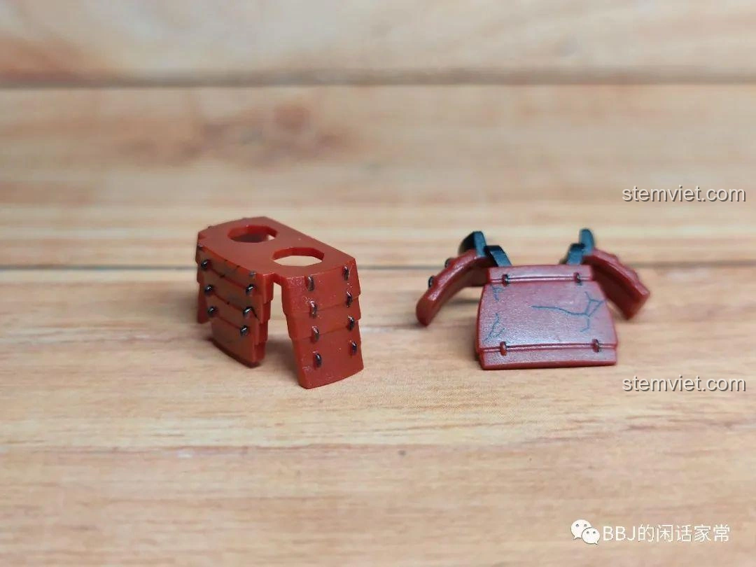 Mặt sau Minifigure Naruto Kakashi Hatake WM2117, biểu tượng Hokage.