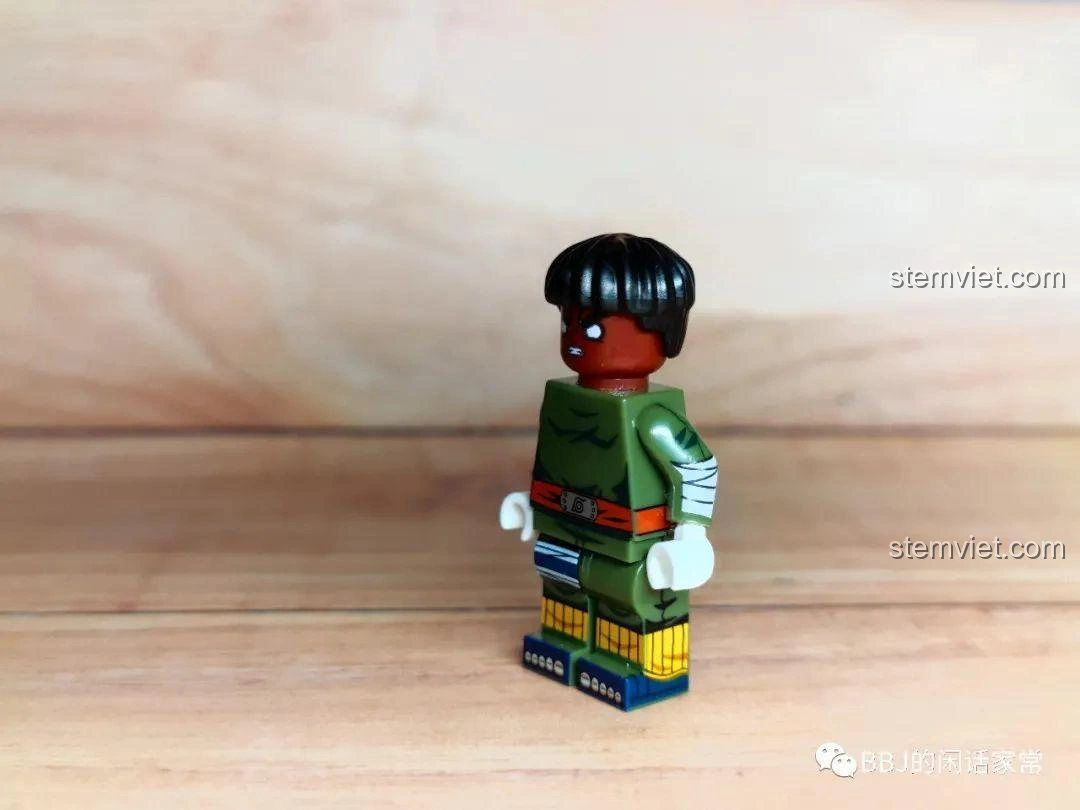 Minifigure Naruto Rock Lee WM2118 góc nghiêng, chi tiết trang phục.