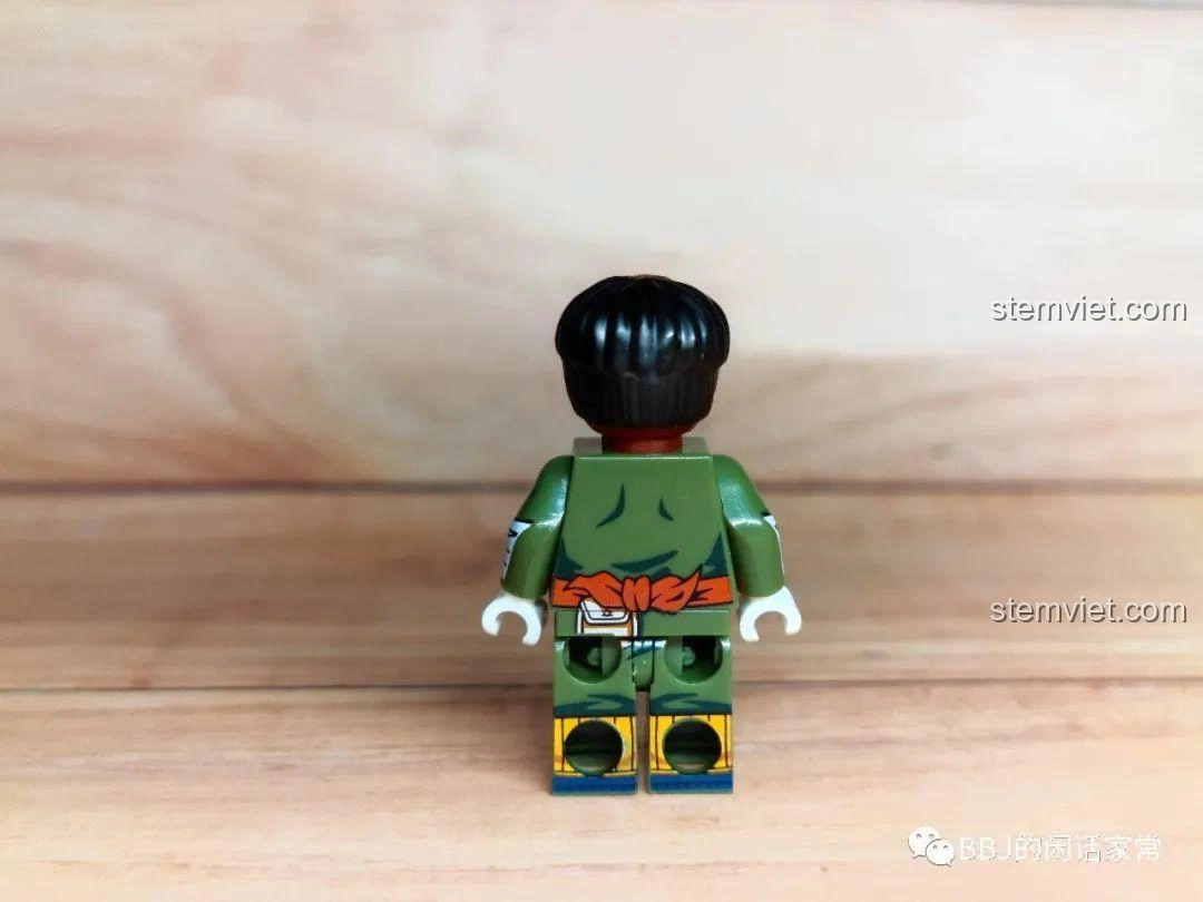 Mặt sau Minifigure Naruto Rock Lee WM2118, đai lưng màu cam.