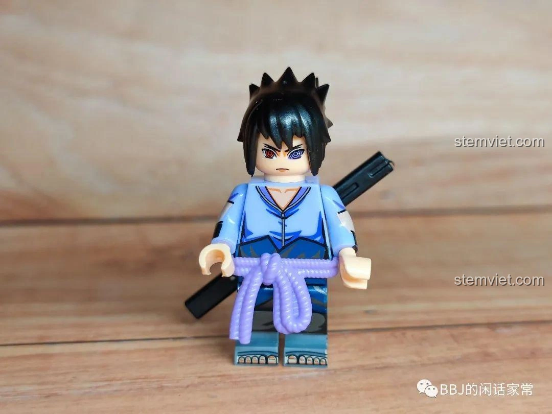 Minifigure Naruto Sasuke Uchiha WM2116 góc nghiêng, chi tiết trang phục.