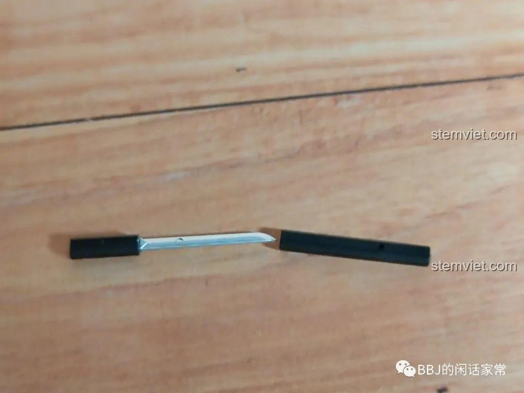 Mặt sau Minifigure Naruto Sasuke Uchiha WM2116, biểu tượng gia tộc Uchiha.