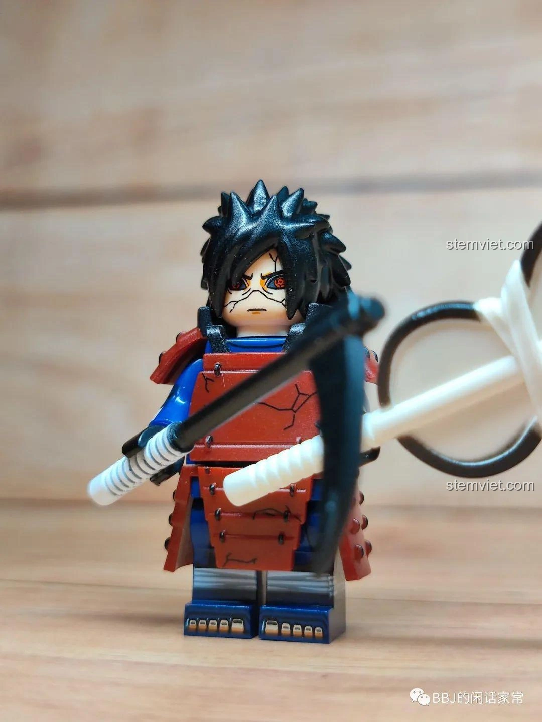 Mặt sau Minifigure Naruto Uchiha Madara WM2121 với vũ khí, tạo dáng.