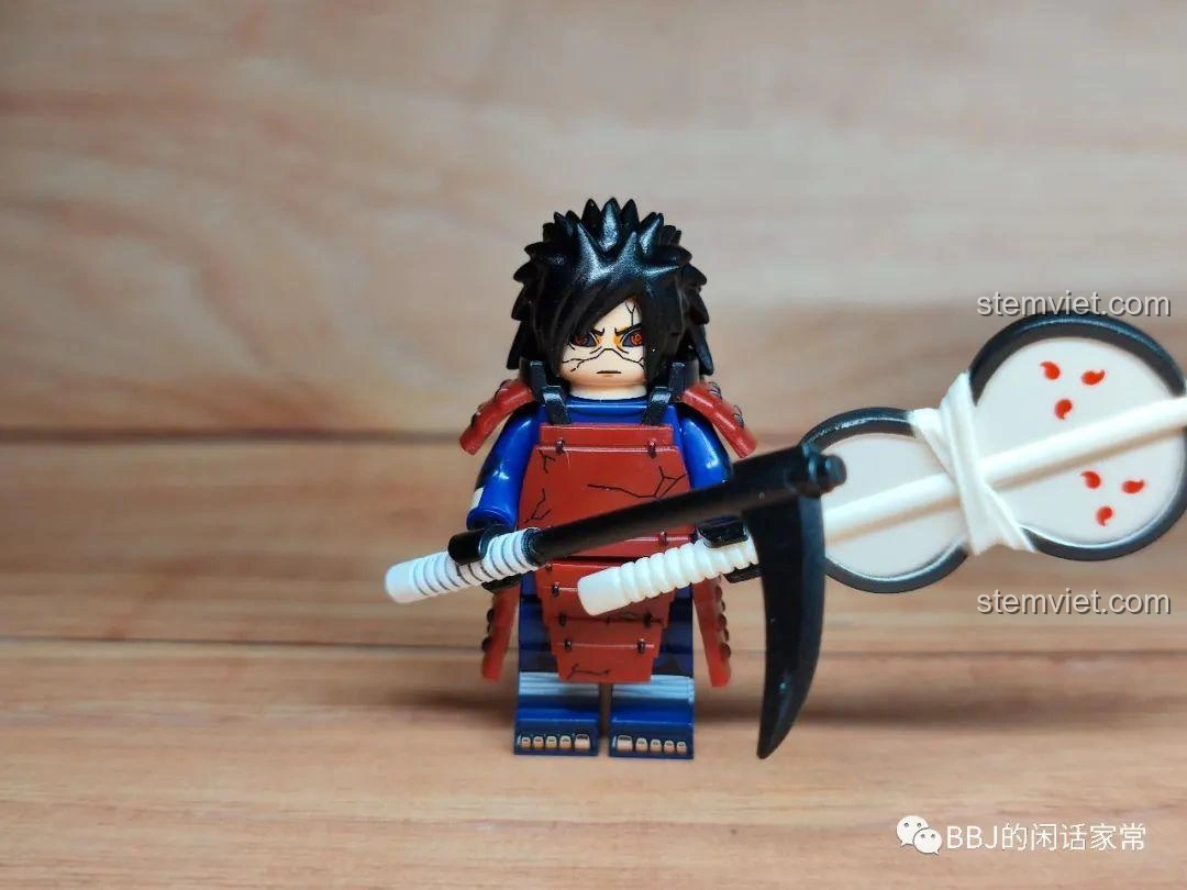 Cận cảnh quạt Uchiha và lưỡi hái của Minifigure Naruto Uchiha Madara WM2121.