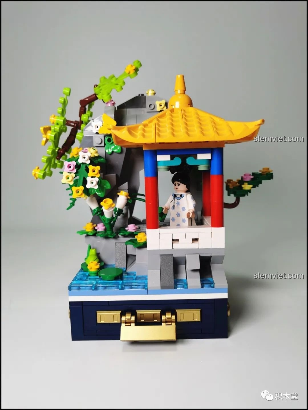 Minifigure Cảnh Hạ đang ngắm cảnh trong bộ lắp ghép Wekki 506003 Vườn Thượng Uyển Bốn Mùa: Cảnh Hạ