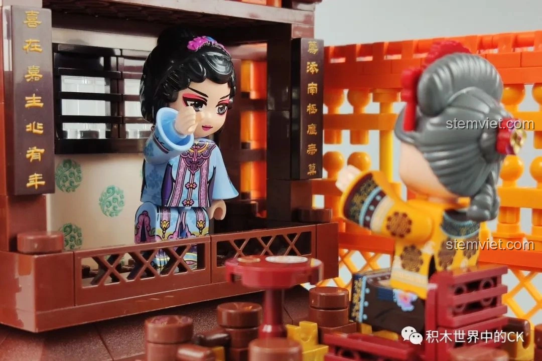 Minifigure nghệ sĩ biểu diễn với biểu cảm sắc sảo của bộ Keeppley K10146, thể hiện sự chuyên nghiệp.