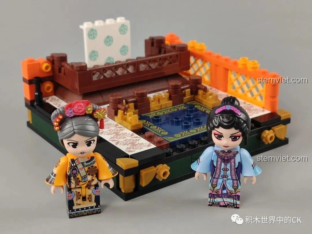 Minifigure nghệ sĩ với thanh kiếm của bộ Keeppley K10146, sẵn sàng cho màn biểu diễn kiếm thuật.