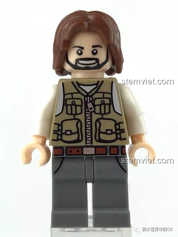 Cận cảnh minifigure người câu cá trong bộ đồ chơi xây dựng SEMBO 9551, mặc áo phao và có bộ râu độc đáo.