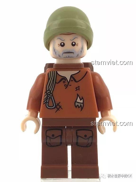 Cận cảnh minifigure người hái thuốc trong rừng của bộ Sembo SD9511 với biểu cảm lo lắng và trang phục rách.