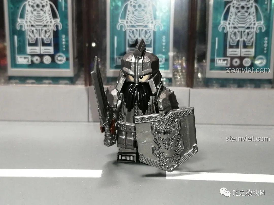 Cận cảnh minifigure chiến binh người lùn KORUIT KT1040 với áo giáp bạc, râu đen và khiên khắc họa tiết.