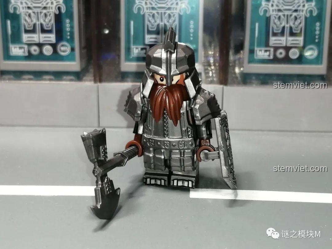 Minifigure chiến binh người lùn KORUIT KT1040 cầm búa chiến, giáp trụ bạc và râu nâu.