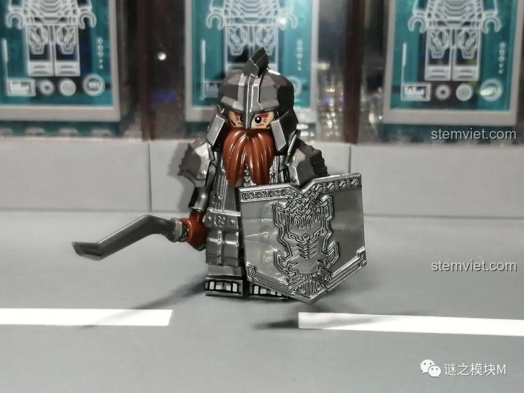 Minifigure chiến binh người lùn KORUIT KT1040 với kiếm cong và khiên, giáp bạc.