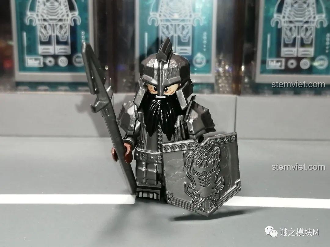 Minifigure chiến binh người lùn KORUIT KT1040 cầm giáo dài và khiên, giáp bạc.