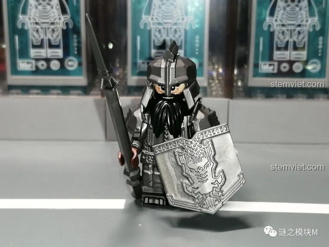 Minifigure chiến binh người lùn KORUIT KT1040 với kiếm và khiên, giáp bạc.