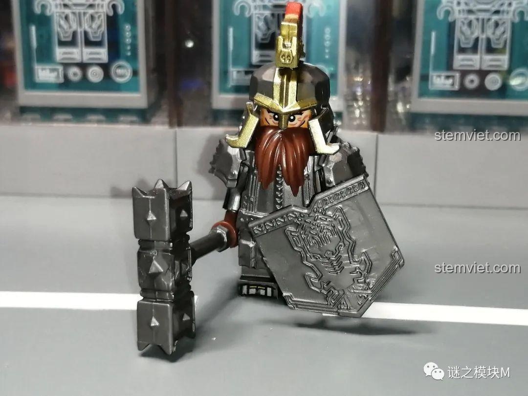 Minifigure chiến binh người lùn KORUIT KT1040 với mũ giáp vàng và búa chiến.