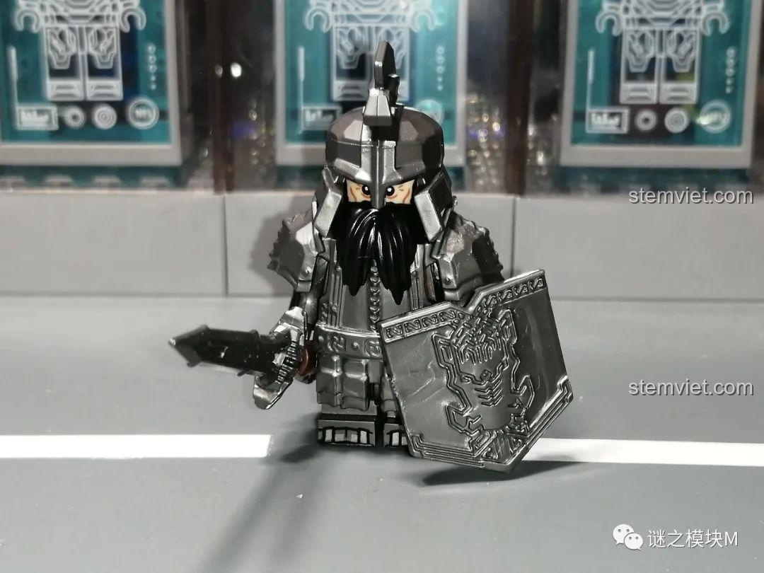 Minifigure chiến binh người lùn KORUIT KT1040 với kiếm và khiên, giáp bạc.