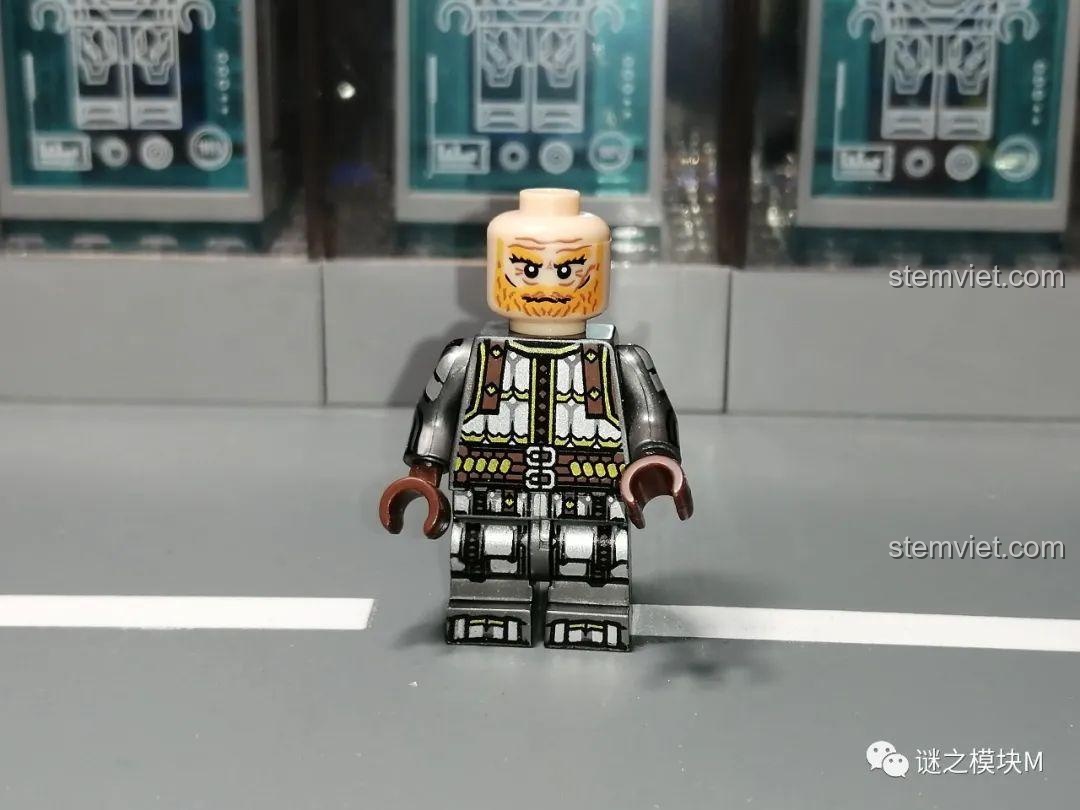 Minifigure chiến binh người lùn KORUIT KT1040 với kiếm và khiên, giáp bạc.