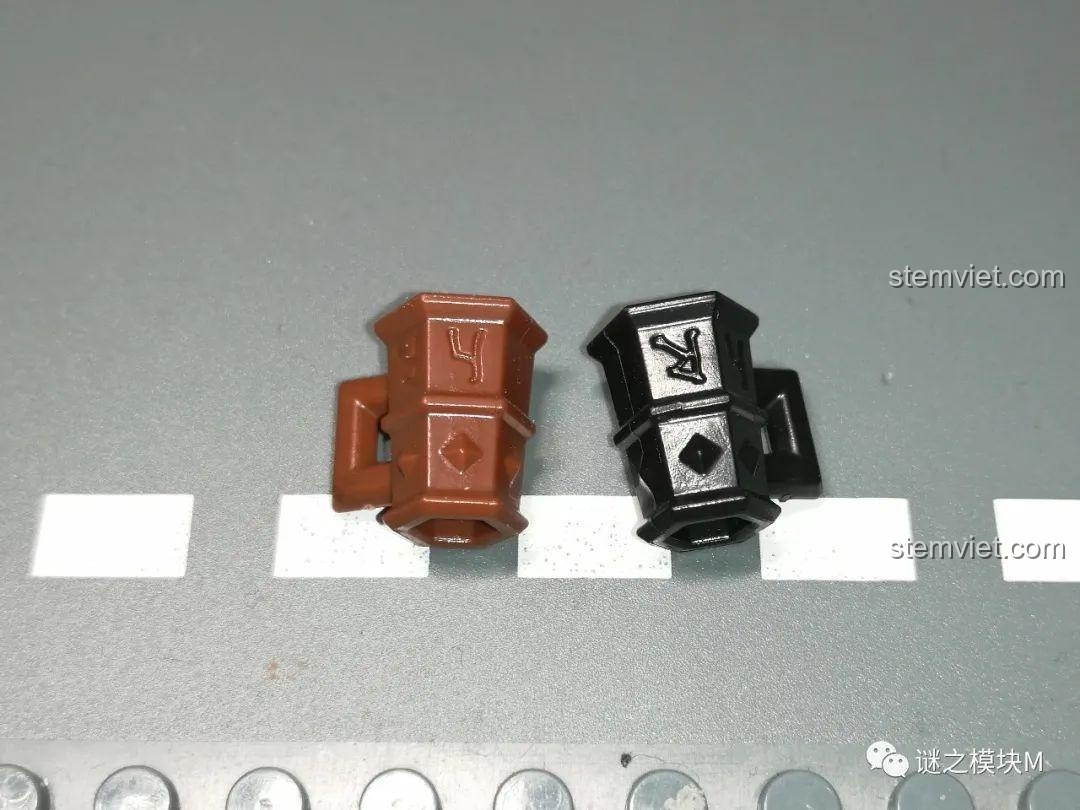 Cận cảnh minifigure chiến binh người lùn XINH X0314 với giáo và khiên, giáp đen.