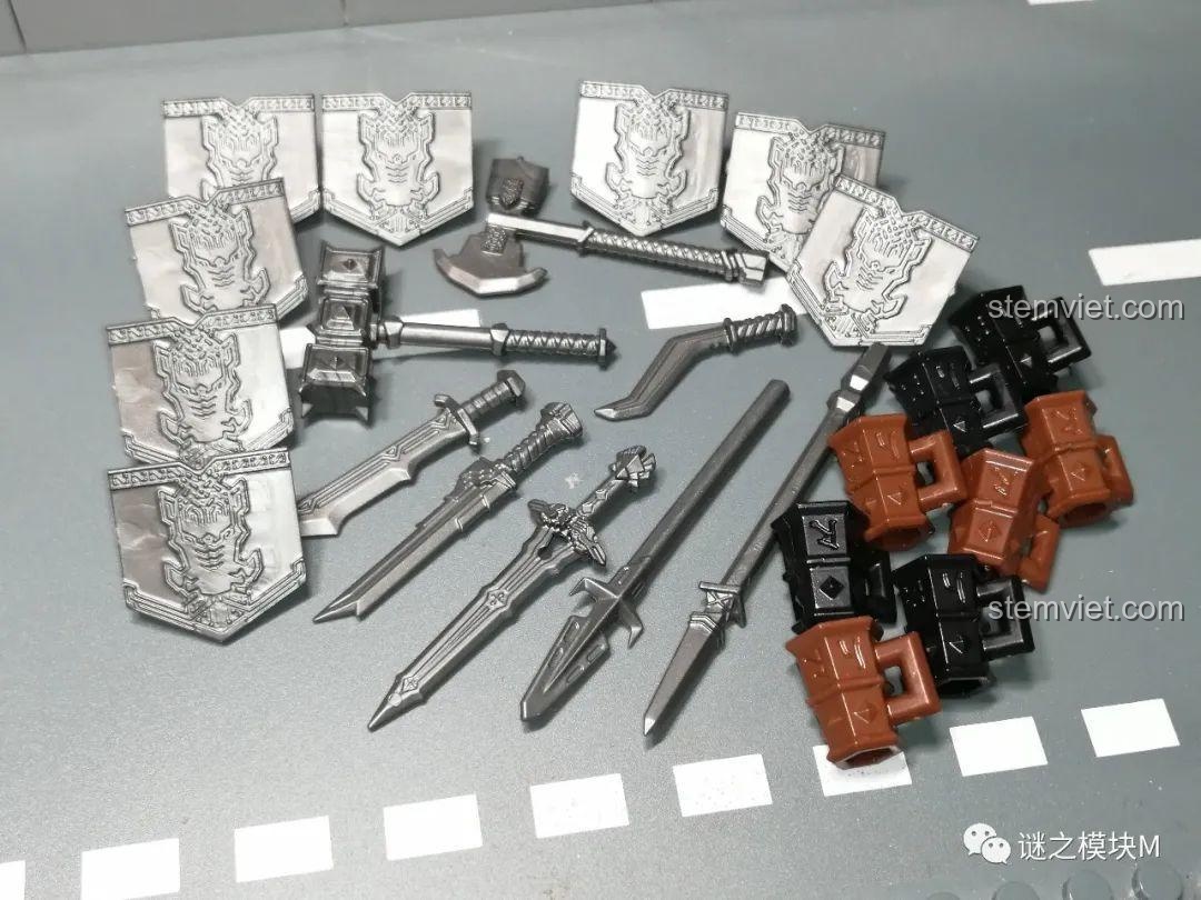 Minifigure chiến binh người lùn XINH X0314 với búa chiến và khiên dính máu, giáp đen.