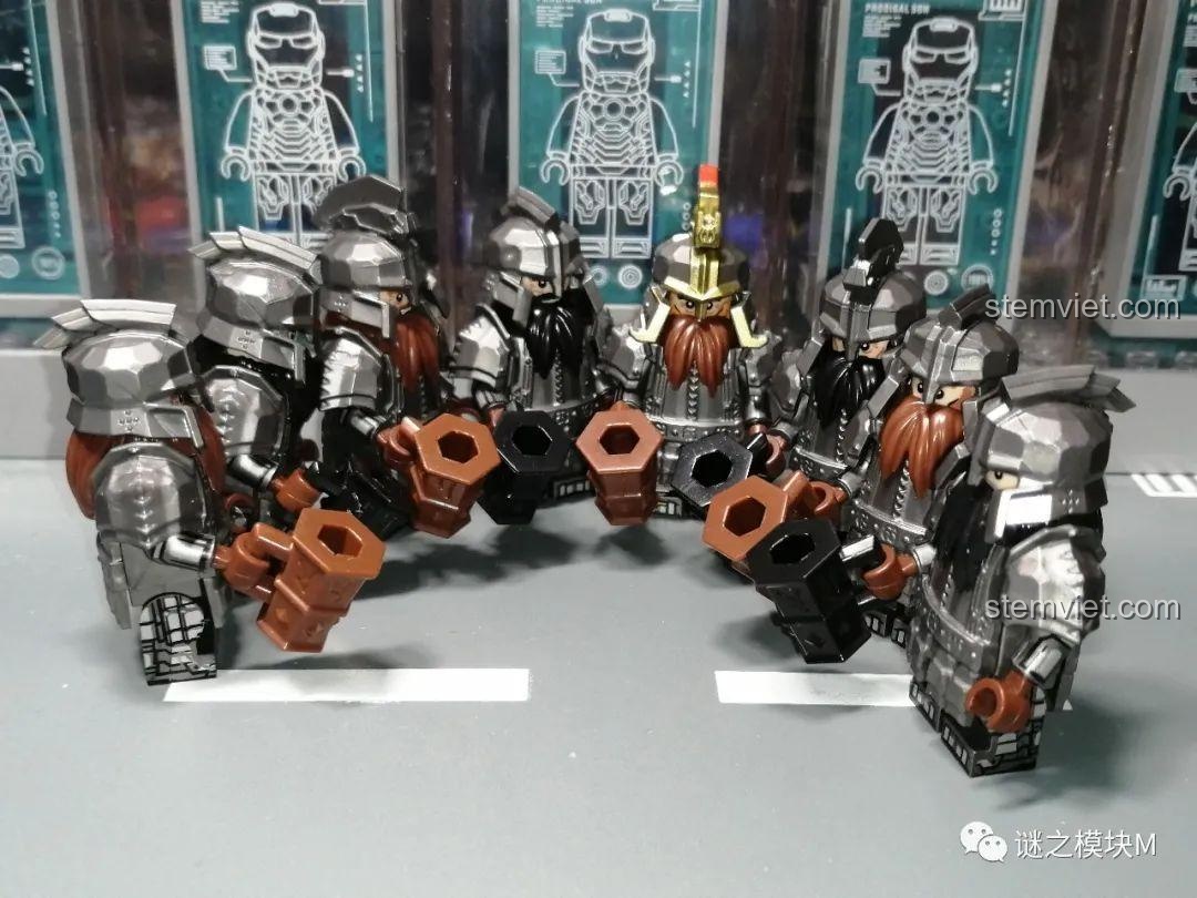 Minifigure chiến binh người lùn XINH X0314 với kiếm và khiên, giáp đen.