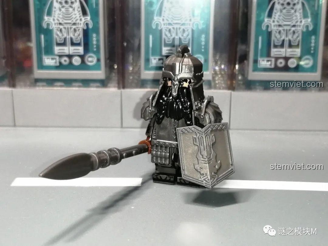 Minifigure chiến binh người lùn XINH X0314 với búa và khiên, giáp đen.