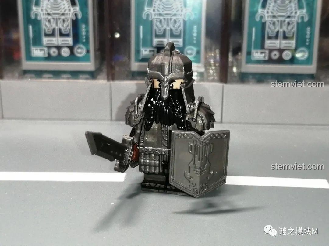 Minifigure chiến binh người lùn XINH X0314 với rìu và khiên, giáp đen.