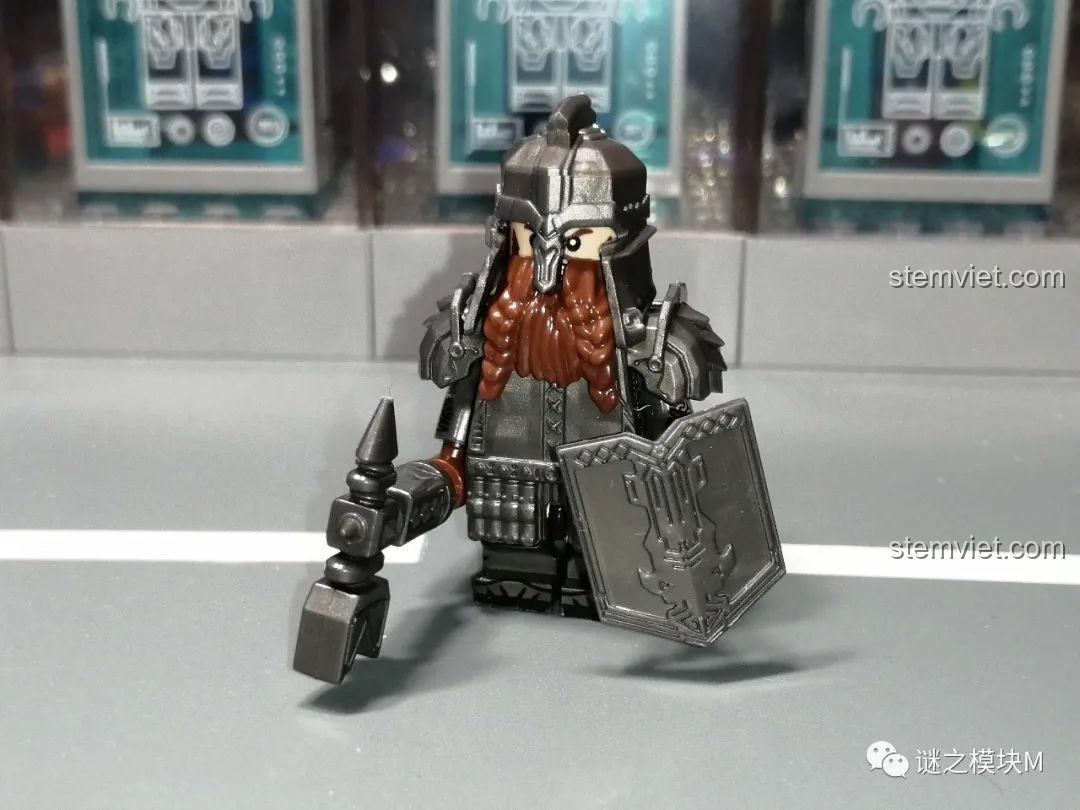 Minifigure chiến binh người lùn XINH X0314 với rìu và khiên, giáp đen.