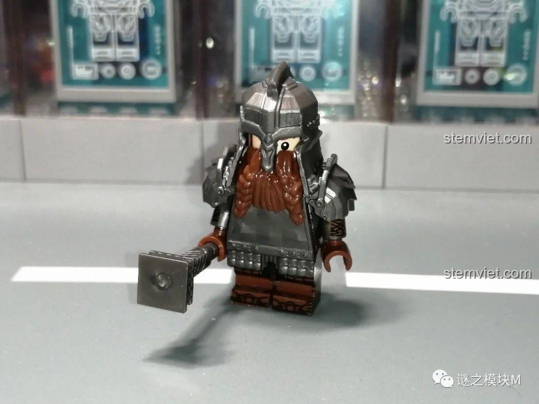 Minifigure chiến binh người lùn XINH X0314 với rìu và khiên, giáp đen.