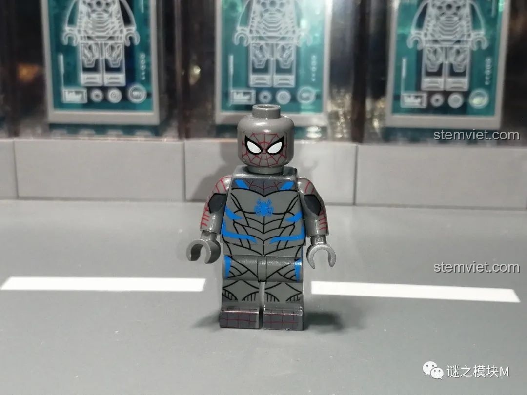 Minifigure Người Nhện trong bộ giáp MK1, chi tiết sắc nét từ bộ đồ chơi lắp ráp Sách Người Nhện SY1461.