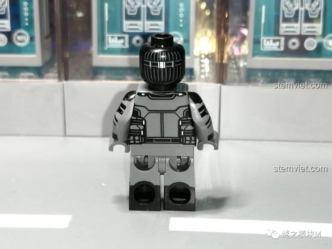 Góc nghiêng của minifigure Người Nhện SY1461 Amazing Spider-Man, thể hiện rõ các đường lưới và chi tiết in ấn trên trang phục.