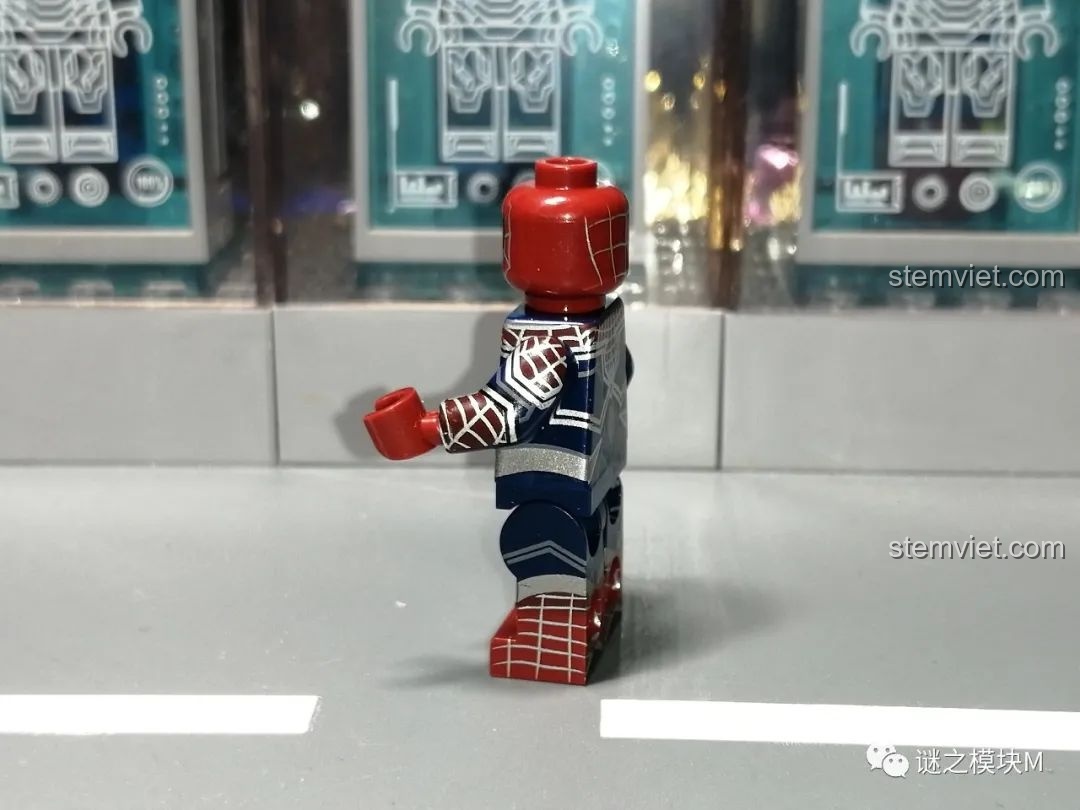 Góc nghiêng của minifigure Người Nhện SY1461 Anti-Ock Suit, thể hiện rõ chi tiết cánh tay máy và các đường nét trên trang phục.
