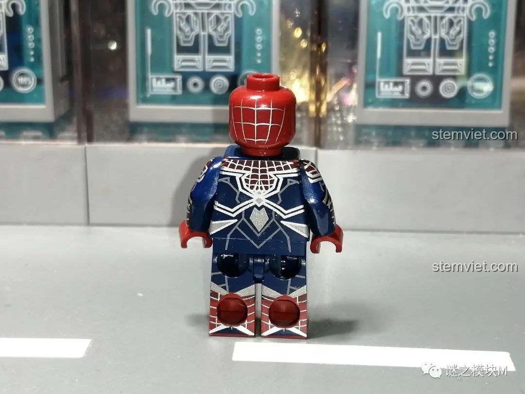 Mặt sau của minifigure Người Nhện SY1461 Anti-Ock Suit, với các chi tiết in ấn sắc nét và thiết kế mạnh mẽ.